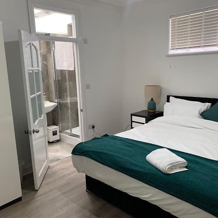 Beautiful All Room En-Suite 4 Bedrooms House , Free Parking, Wifi, Corporate, Contractors, Family Relocation, Contact Us For Long Term Rate Ilford Exteriör bild