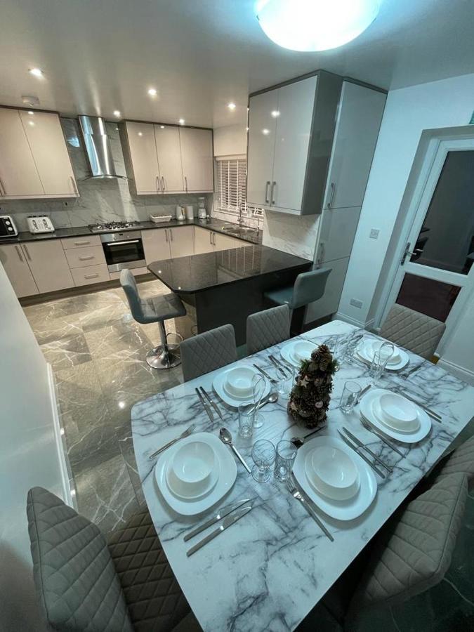 Beautiful All Room En-Suite 4 Bedrooms House , Free Parking, Wifi, Corporate, Contractors, Family Relocation, Contact Us For Long Term Rate Ilford Exteriör bild