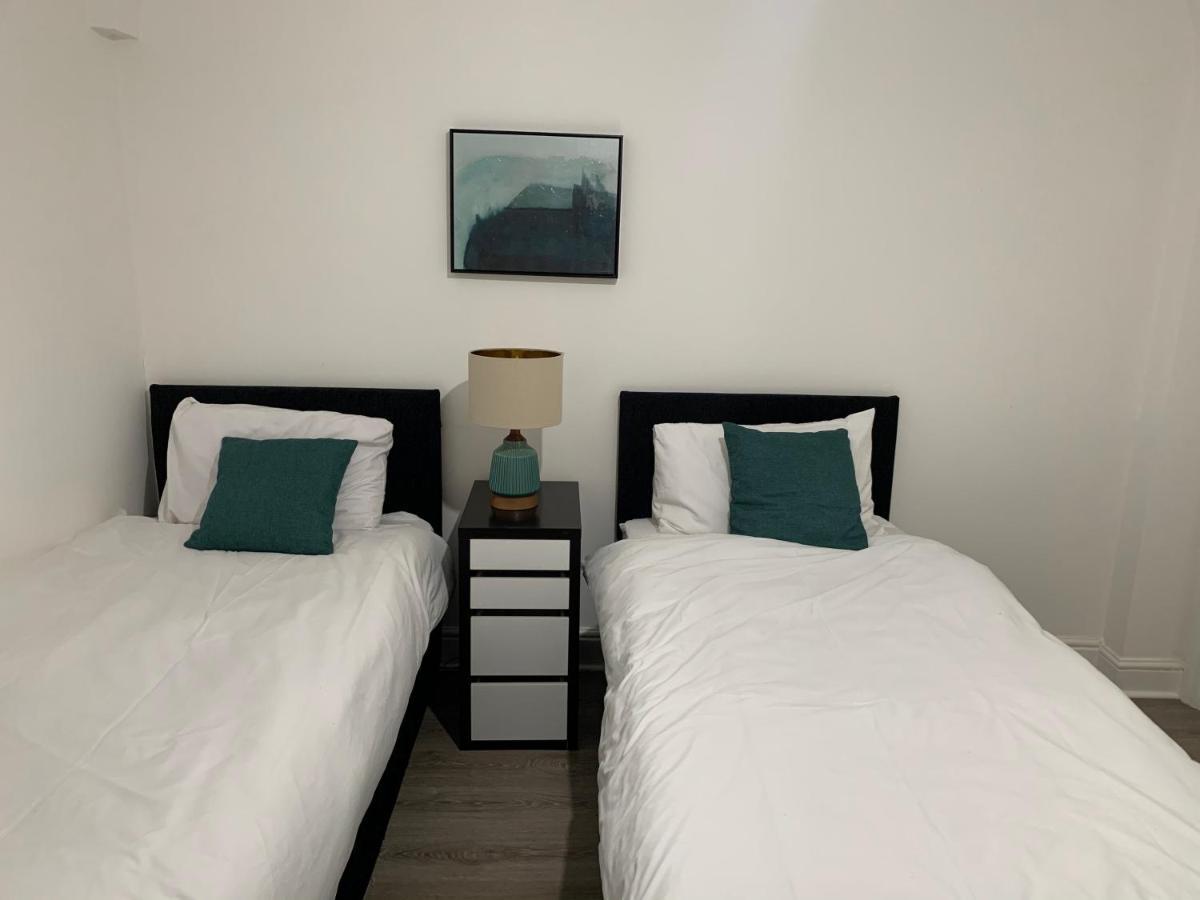 Beautiful All Room En-Suite 4 Bedrooms House , Free Parking, Wifi, Corporate, Contractors, Family Relocation, Contact Us For Long Term Rate Ilford Exteriör bild